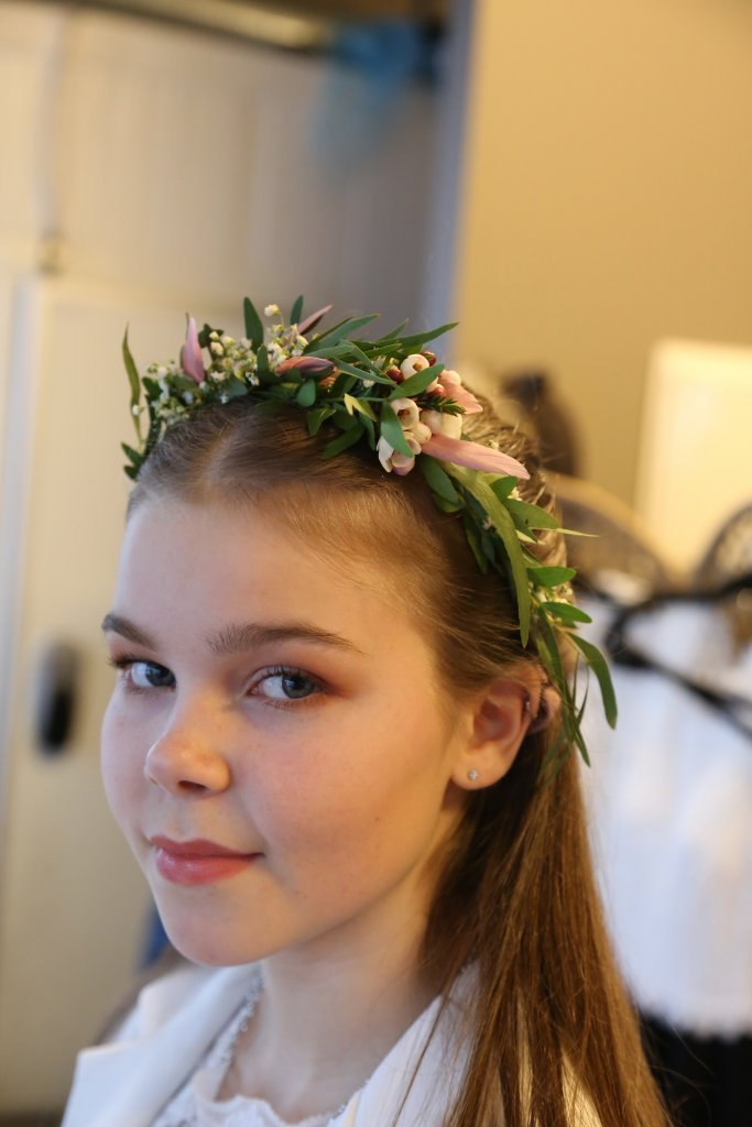 22 - Hárkrans með eucalyptus, vaxblómum og fjöðrum