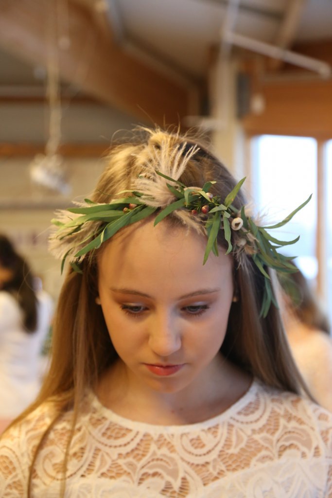 24 - Hárkrans með eucalyptus, fjöðrum og vaxblómum