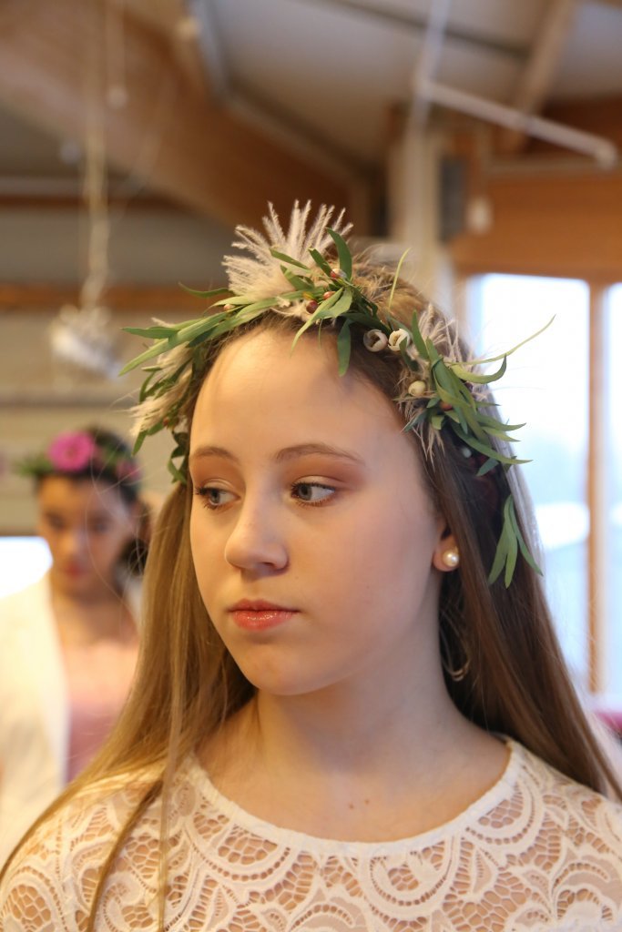 24 - Hárkrans með eucalyptus, fjöðrum og vaxblómum