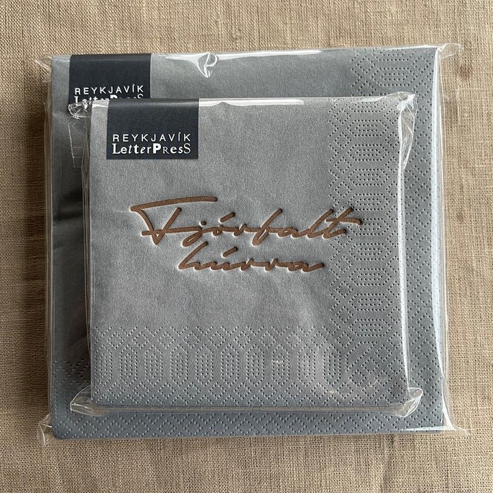 Gráar servíettur, Fjórfalt húrra - kopar letur