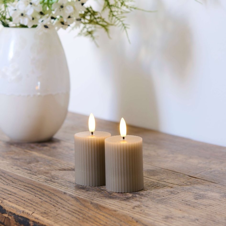 Smilla riffluð kerti frá Sirius, hleðslu 2stk - beige