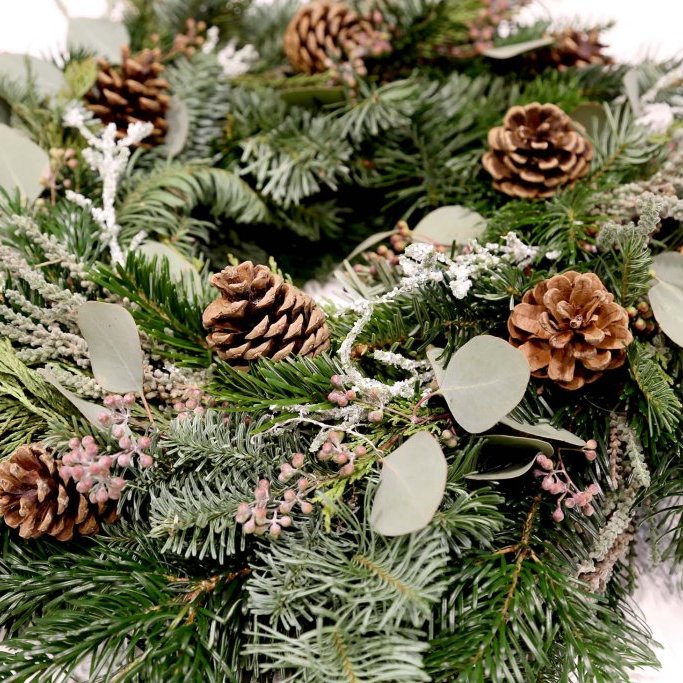 Grenikrans með könglum