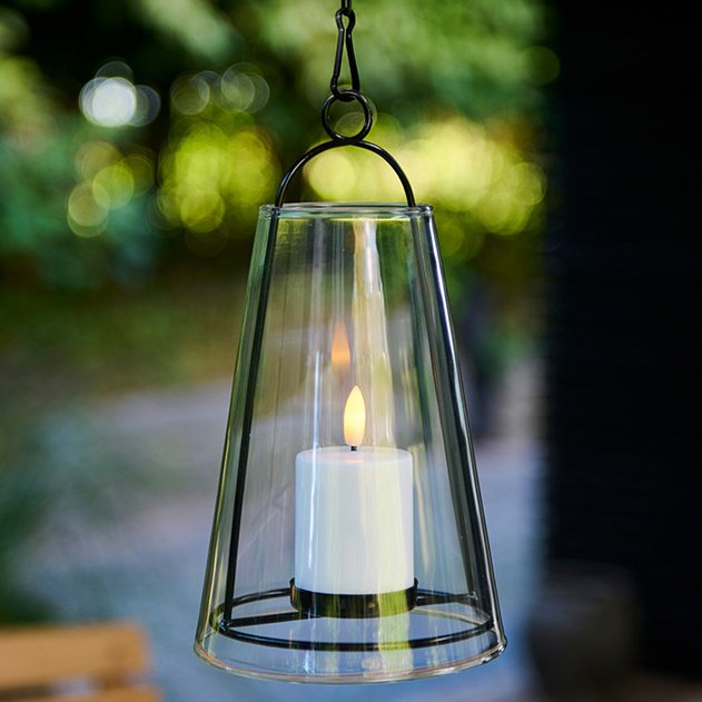 Albert lukt með kerti