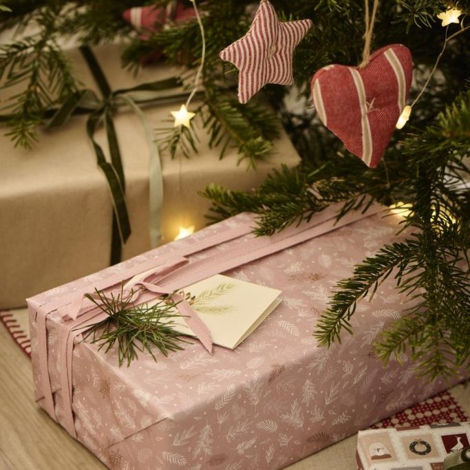 Gjafapappír með laufblöðum - bleikur