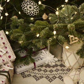 Jólatrésdúkur - kremlitaður með brúnu munstri