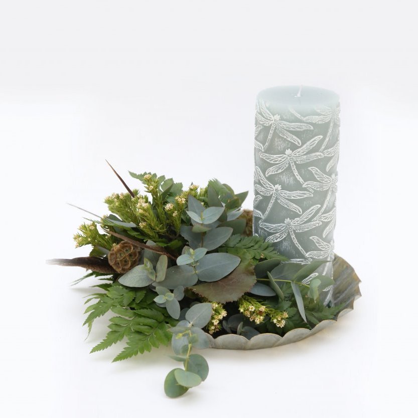 Fölgræn skreyting á bakka