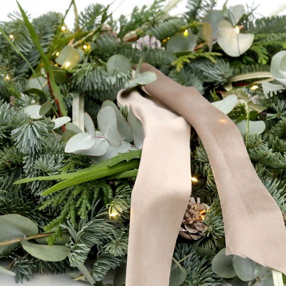 Grenikrans með könglum og borða