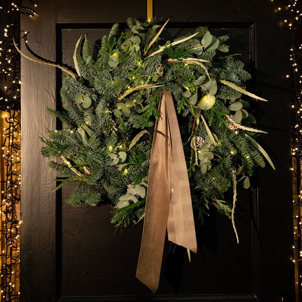 Grenikrans með könglum og borða