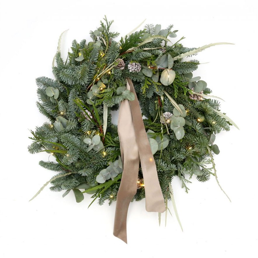 Grenikrans með könglum og borða