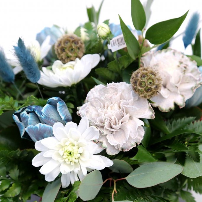 Blómaskreyting með bláum tónum