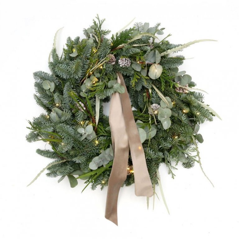 Grenikrans með könglum og borða