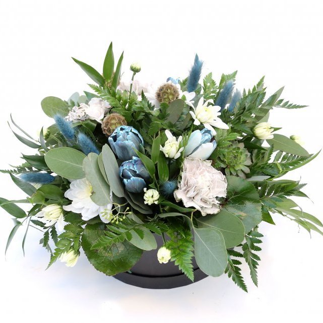 Blómaskreyting með bláum tónum